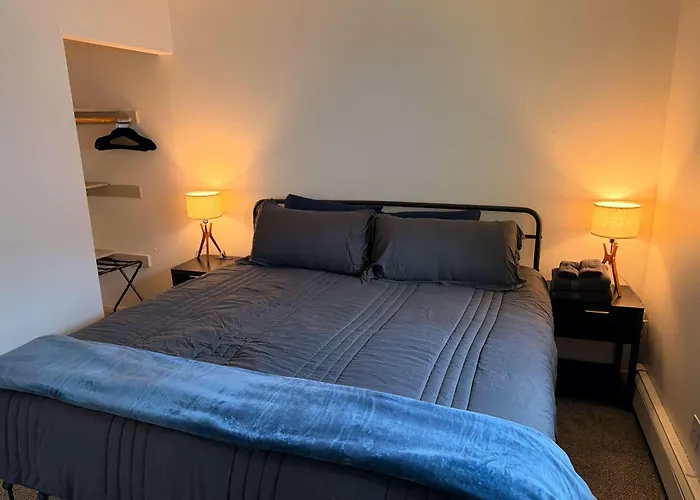 Updated 2-Bedroom Near Ndsu Large Living Area