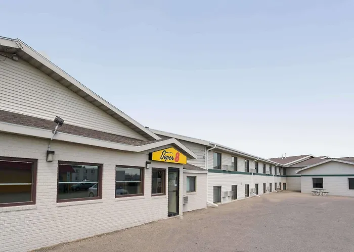 Super 8 by Wyndham Fargo/I-29/West Acres Mall